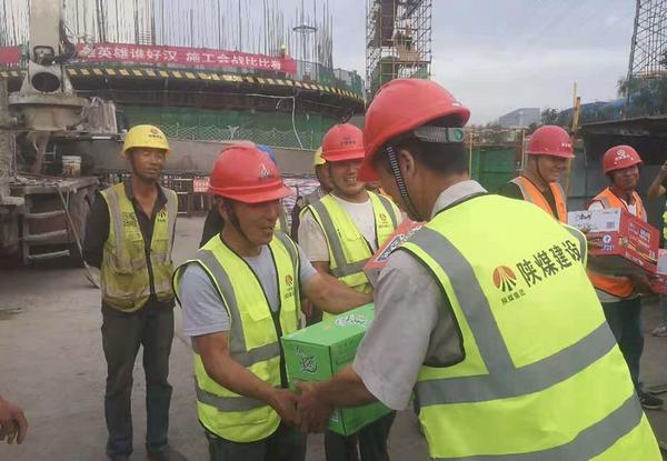 陜煤建設(shè)銅煤公司第二十一項(xiàng)目部開展慰問一線勞務(wù)工人為施工會戰(zhàn)助力加碼