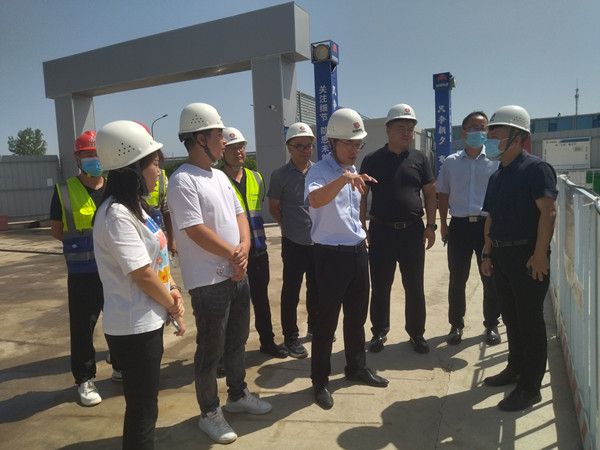 灃西新城黨委委員、管委會副主任薄磊一行蒞臨陜煤建設(shè)咸陽分公司承建的灃西新城第五學(xué)校項目調(diào)研指導(dǎo)工作