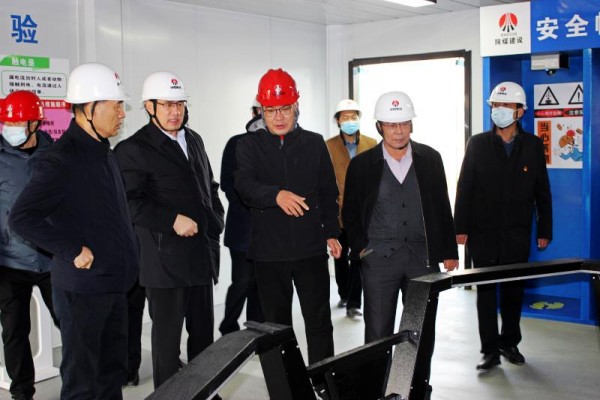 集團(tuán)領(lǐng)導(dǎo)侯本英、司正林一行深入北斗星基項(xiàng)目檢查指導(dǎo)工作