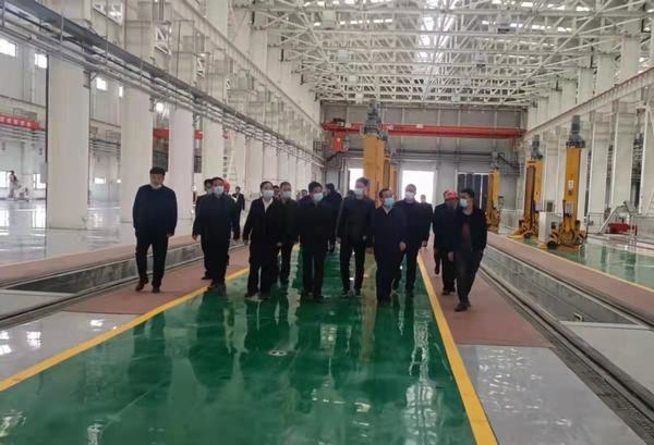 陜煤集團(tuán)陜西鐵路物流集團(tuán)黨委書記、董事長趙國智蒞臨靖神鐵路孟家灣站機(jī)輛中心檢查指導(dǎo)工作