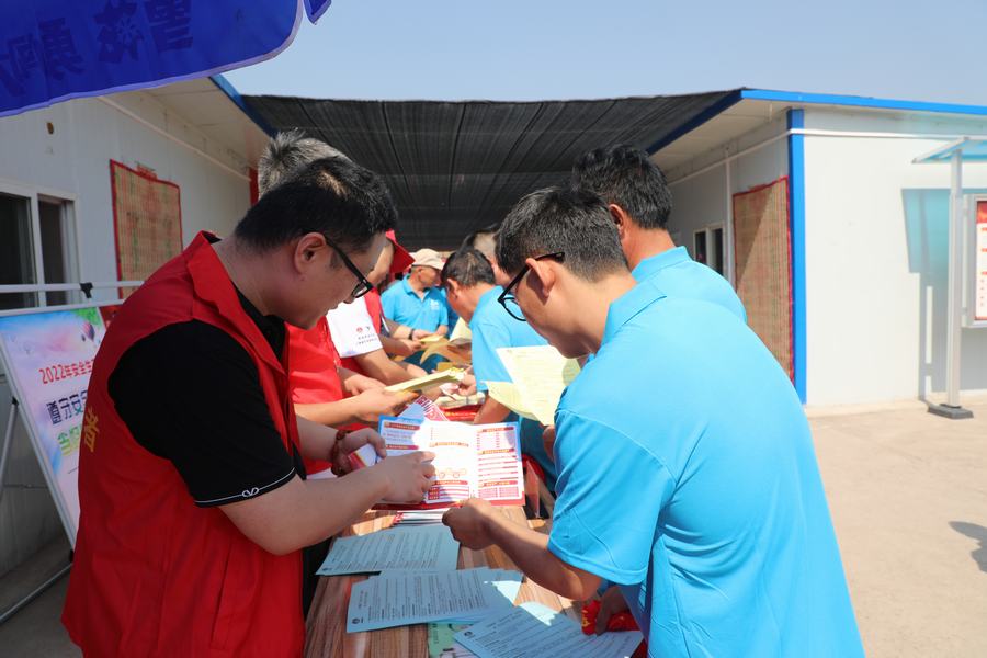 陜煤建設礦建二公司“安全咨詢?nèi)铡被顒佑谐尚?></div>
                                <div   id=