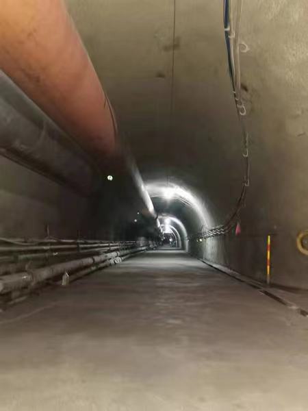 陜煤建設(shè)礦建二公司第二項(xiàng)目部地坪水溝施工駛?cè)搿翱燔嚨馈?></div>
                                <div   id=