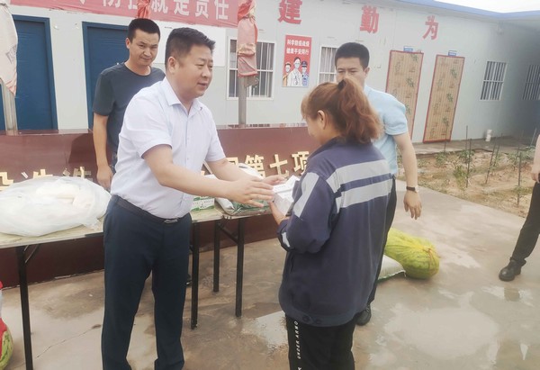 趙敬凱深入一線開展“送清涼”慰問(wèn)活動(dòng)