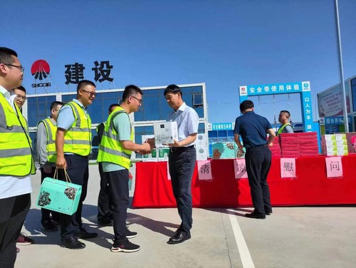 侯本英深入陜北片區(qū)項(xiàng)目開展“送清涼”慰問(wèn)活動(dòng)