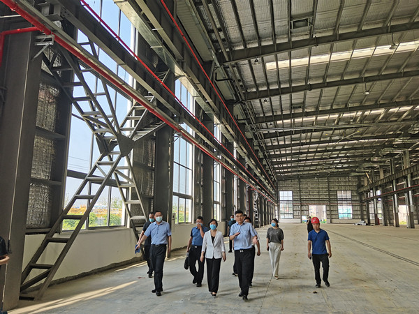 河南省長葛市市長張曉麗一行深入陜煤建設(shè)渭南分公司河南龐源塔式起重機(jī)項(xiàng)目調(diào)研指導(dǎo)工作