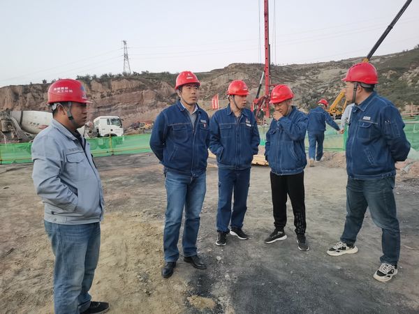 陜西新元潔能有限公司董事長(zhǎng)、總經(jīng)理范建林蒞臨陜煤建設(shè)天工公司檢查指導(dǎo)工作