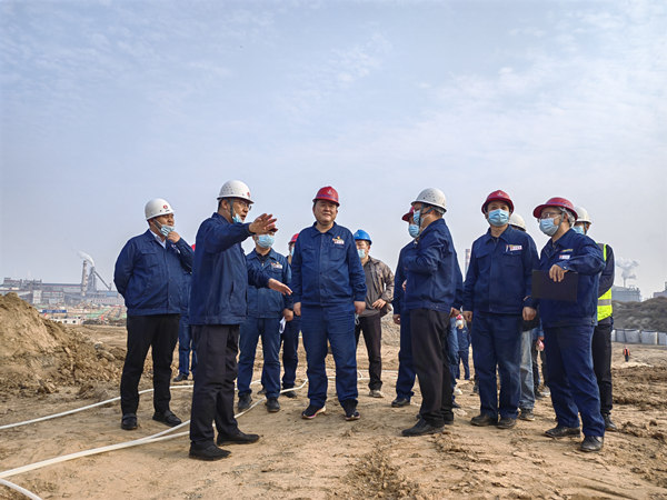 龍鋼公司董事長陳驍深入陜煤建設(shè)漢中分公司龍鋼綜合一次料場項目指導(dǎo)工作