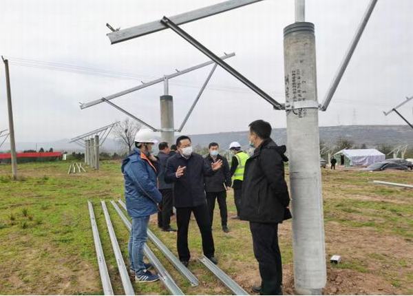寶雞市聯(lián)合督查組梁武一行蒞臨隴縣110MW 農(nóng)光互補發(fā)電項目進(jìn)行調(diào)研指導(dǎo)