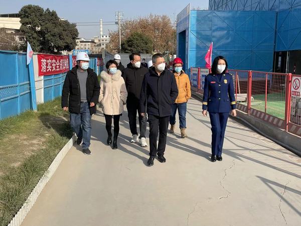 西安市新城區(qū)委常委、副區(qū)長楊珩蒞臨陜煤建設(shè)新城公司第二項目部檢查指導(dǎo)工作