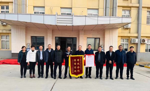 陜煤建設(shè)銅煤公司收到建設(shè)單位錦旗， 在建項(xiàng)目獲多方認(rèn)可