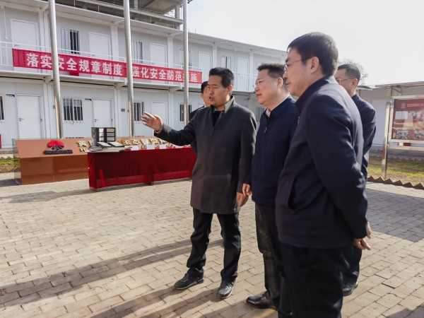 延安市市長嚴漢平蒞臨陜煤建設咸陽分公司黃陵年產(chǎn)40萬立方煤矸石制陶粒項目調(diào)研指導