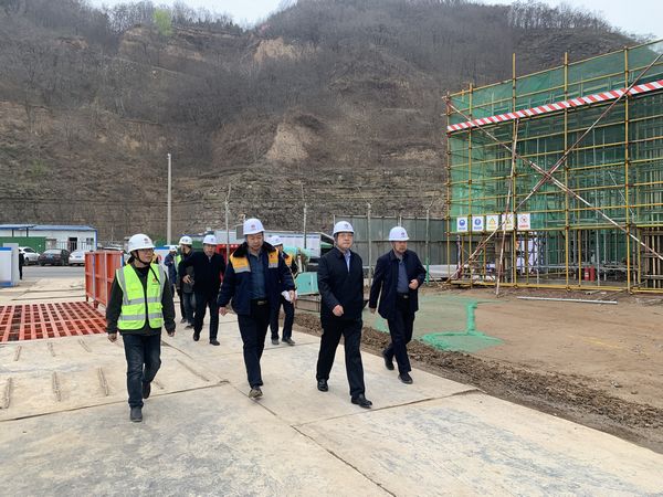 陜西彬長(zhǎng)集團(tuán)有限公司董事長(zhǎng)、黨委書記一行蒞臨陜煤建設(shè)天工公司承建的儲(chǔ)煤倉(cāng)工地檢查指導(dǎo)工作