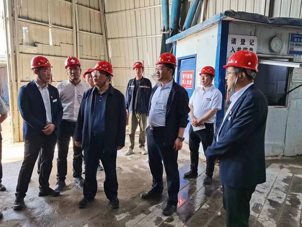 陜煤股份有限公司常務副總經理李孝波、彬長礦業(yè)有限公司總經理焦小年蒞臨陜煤建設礦建二公司第一項目部檢查指導工作