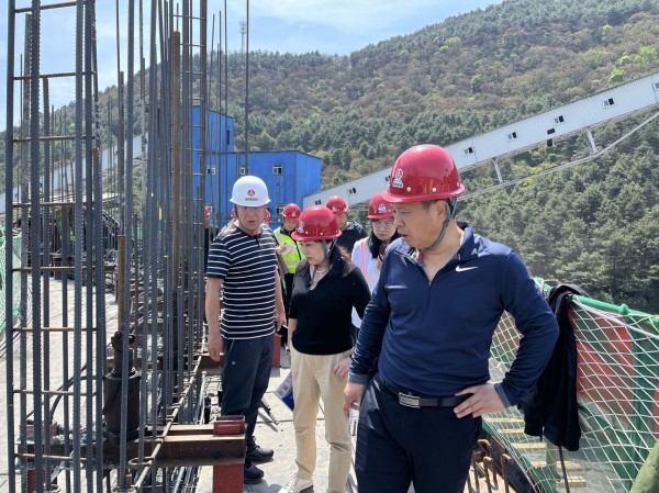 煤炭工業(yè)邯鄲工程造價管理站站長叢樹茂一行蒞臨陜煤建設咸陽分公司雙龍項目部實地調研