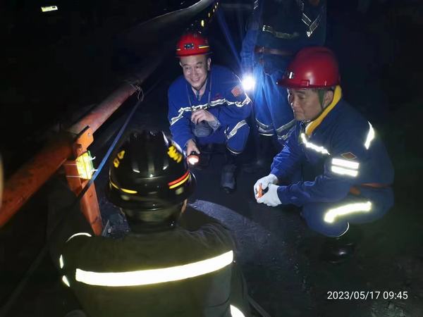 黃陵建莊礦業(yè)有限公司董事長雷貫亮深入陜煤建設礦建二公司建莊項目部檢查安全質量標準化工作