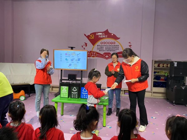 陜煤建設(shè)機(jī)電安裝公司垃圾分類進(jìn)校園爭做環(huán)?！靶∵_(dá)人”