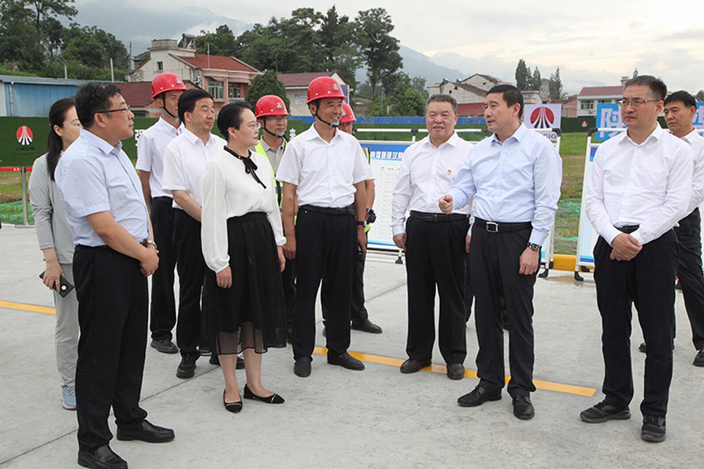 陜煤集團(tuán)黨委書(shū)記、董事長(zhǎng)張文琪視察建設(shè)集團(tuán)承建的漢陰縣實(shí)驗(yàn)中學(xué)項(xiàng)目