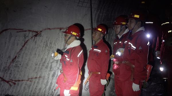 韓城礦業(yè)總經理吳杰蒞臨陜煤建設礦建二公司王峰項目部檢查指導工作