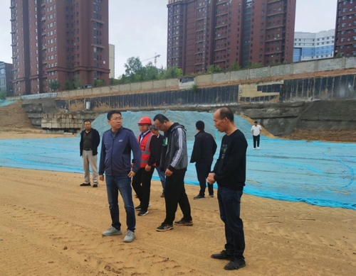 榆林市城市投資房地產開發(fā)有限公司執(zhí)行董事、總經理徐鯤一行蒞臨榆溪圣境項目檢查指導工作