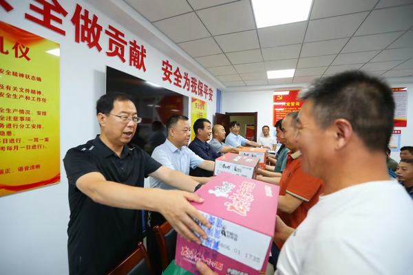 黃陵建莊礦業(yè)有限公司董事長(zhǎng)雷貫亮蒞臨陜煤建設(shè)礦建二公司建莊項(xiàng)目部檢查慰問