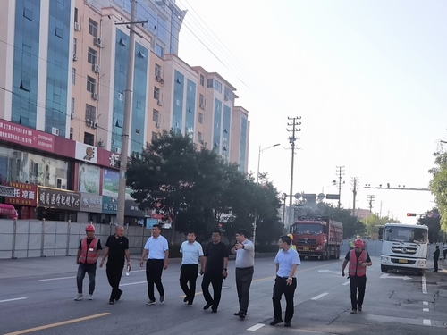榆林市住建局黨組書記、局長(zhǎng)紀(jì)磊一行蒞臨上郡北路道路綜合整治提升工程檢查指導(dǎo)工作