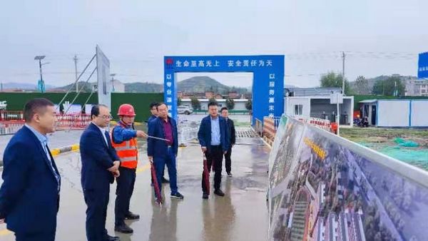 陜煤集團紀(jì)檢監(jiān)察三室主任楊勝利、鄉(xiāng)村振興辦副主任楊偉一行到陜煤建設(shè)天工公司承建的漢陰實驗中學(xué)項目檢查指導(dǎo)工作
