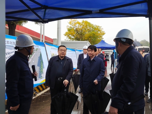 榆林市委副書記、市長張勝利一行蒞臨陜煤建設(shè)承建的上郡北路道路綜合整治提升項目觀摩指導(dǎo)工作