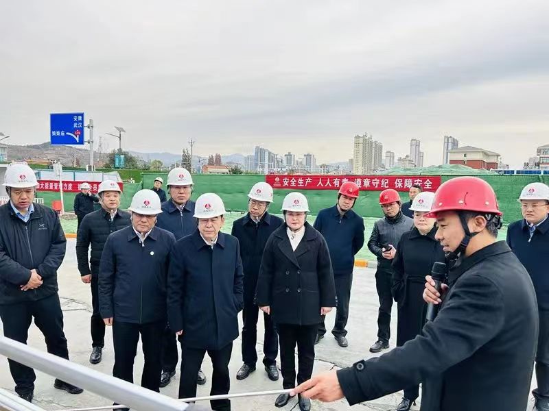 陜煤集團黨委副書記、董事、總經(jīng)理趙福堂視察建設(shè)集團承建的漢陰縣實驗中學項目
