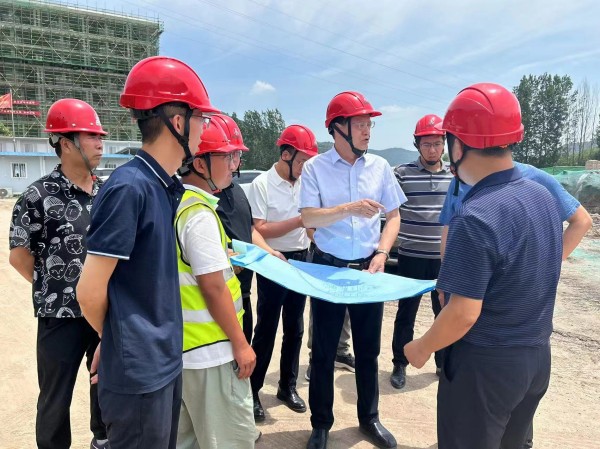 陜西建材科技公司董事長(zhǎng)張超暉深入黃陵年產(chǎn)40萬(wàn)立方煤矸石制陶粒項(xiàng)目進(jìn)行調(diào)研指導(dǎo)