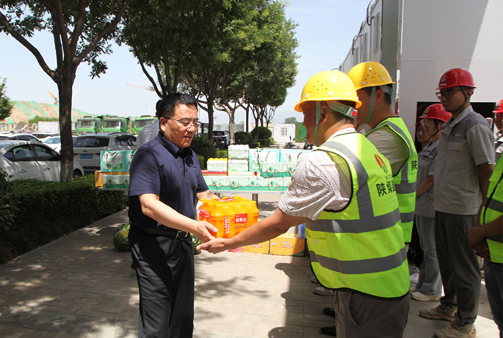 陜煤建設(shè)領(lǐng)導(dǎo)深入一線開展“送清涼”慰問活動