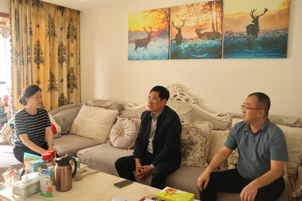 陜煤建設(shè)領(lǐng)導(dǎo)國慶節(jié)前看望慰問困難黨員家屬