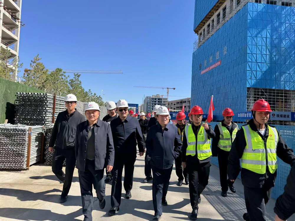 鄂爾多斯市泰寶投資有限公司董事長(zhǎng)董建榮深入陜煤建設(shè)銅煤公司第七項(xiàng)目部檢查指導(dǎo)工作