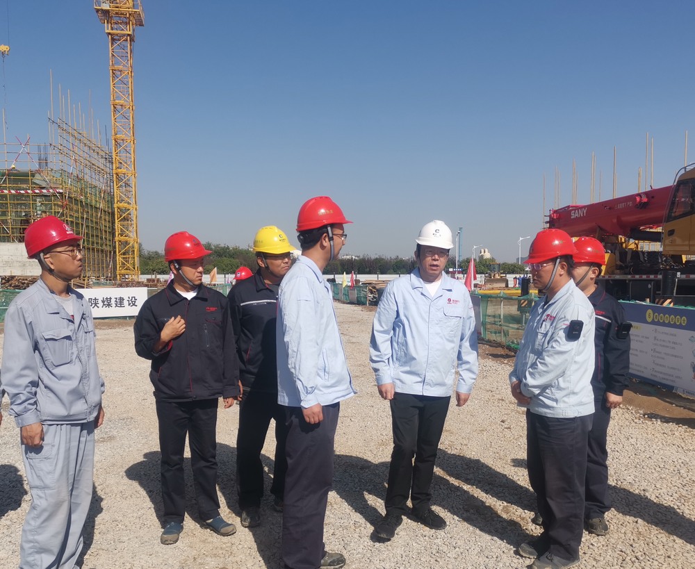 蒲城清潔能源化工有限責(zé)任公司黨委書記、董事長封建利一行深入陜煤建設(shè)天工公司基層項目部檢查指導(dǎo)