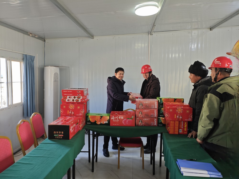 陜西彬長(zhǎng)文家坡礦業(yè)有限公司副總經(jīng)理、總工程師王飛深入天工公司基層項(xiàng)目部慰問(wèn)