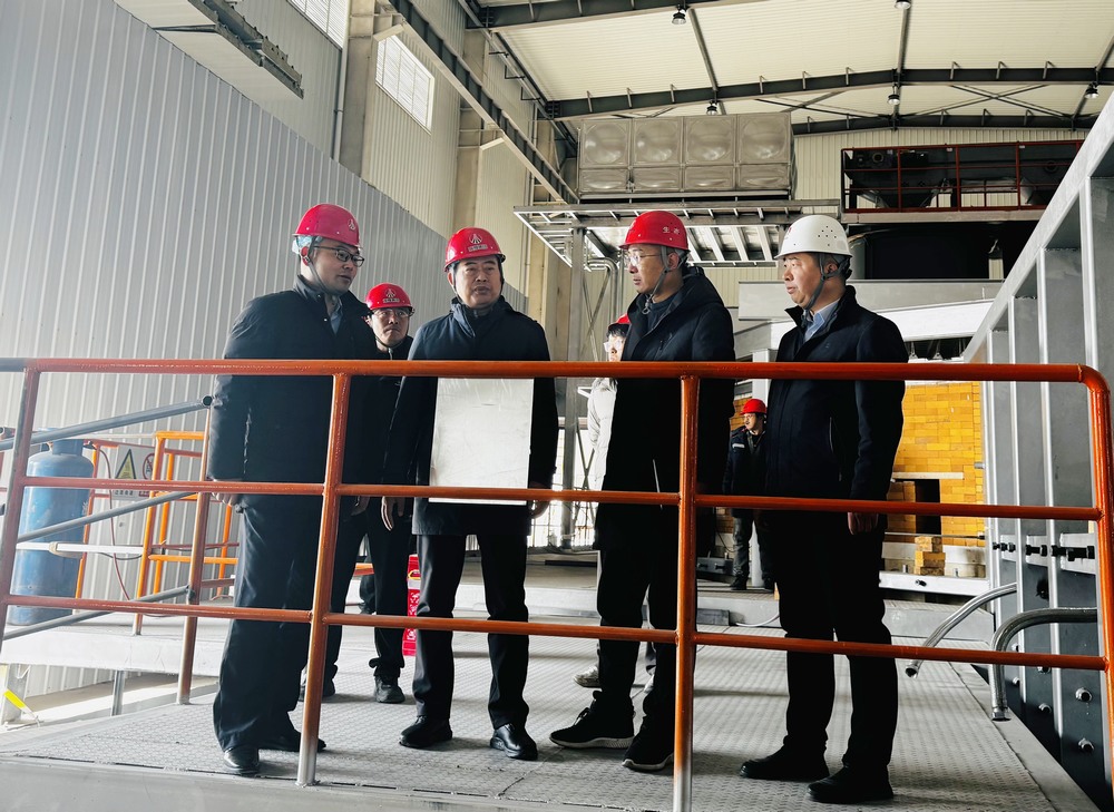 陜西建材科技集團(tuán)黨委書記、董事長(zhǎng)、總經(jīng)理周紅深入天工公司基層項(xiàng)目部進(jìn)行慰問(wèn)