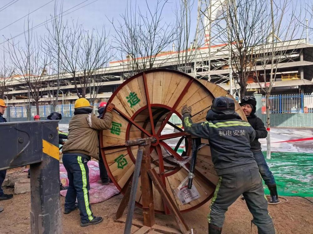 陜煤建設(shè)機(jī)電安裝公司涼水井項目部提前3天順利完成高壓電纜敷設(shè)任務(wù)