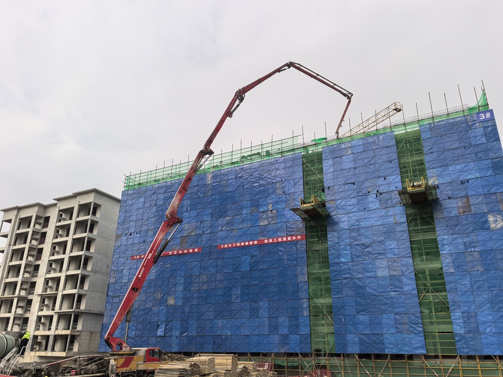 實力彰顯！陜煤建設(shè)天工公司承建的大秦·山水逸境項目全部工程主體結(jié)構(gòu)順利封頂