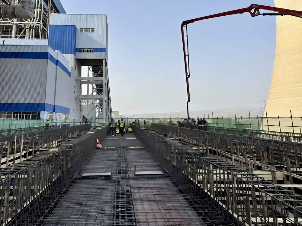 陜煤建設(shè)機電安裝公司新能源項目部1號機組冷端優(yōu)化項目主體框架結(jié)構(gòu)圓滿封頂