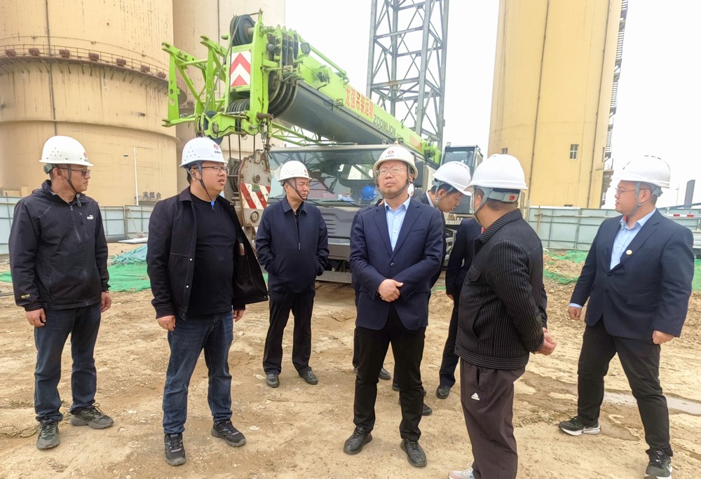 陜西陜煤榆北煤業(yè)有限公司黨委委員、副總經(jīng)理黃永安一行深入天工公司基層項(xiàng)目檢查指導(dǎo)