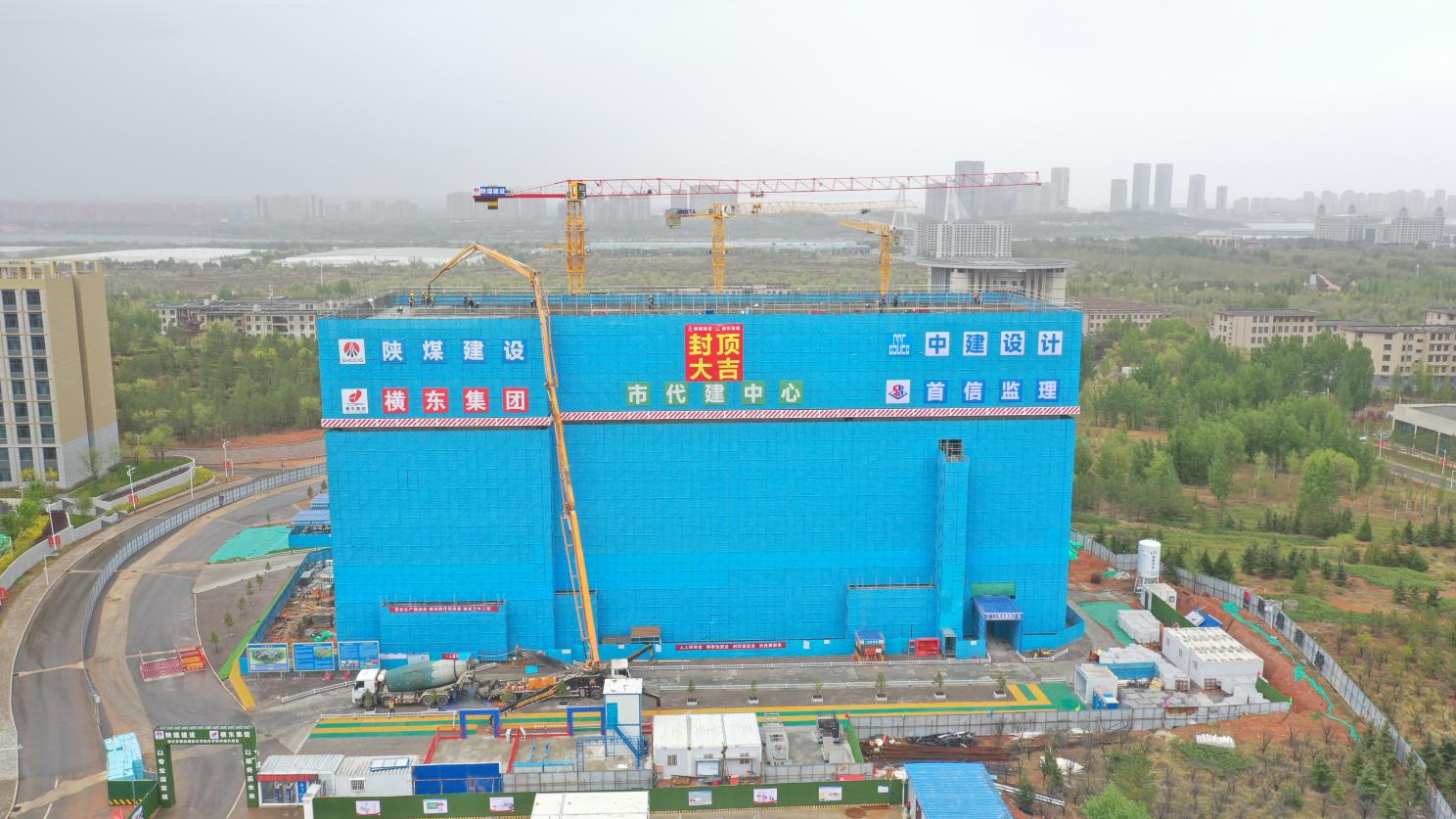 陜煤建設(shè)內(nèi)蒙古分公司：鄂爾多斯應(yīng)用技術(shù)學(xué)院實(shí)驗(yàn)樓主體結(jié)構(gòu)封頂，項(xiàng)目建設(shè)進(jìn)入新階段