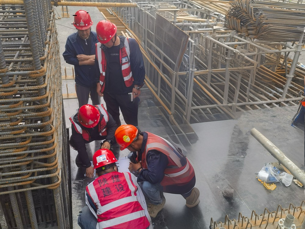 陜煤建設(shè)與浙江二建跨項(xiàng)目聯(lián)動(dòng) ，聚焦汽機(jī)預(yù)埋螺栓施工技術(shù)攻堅(jiān)