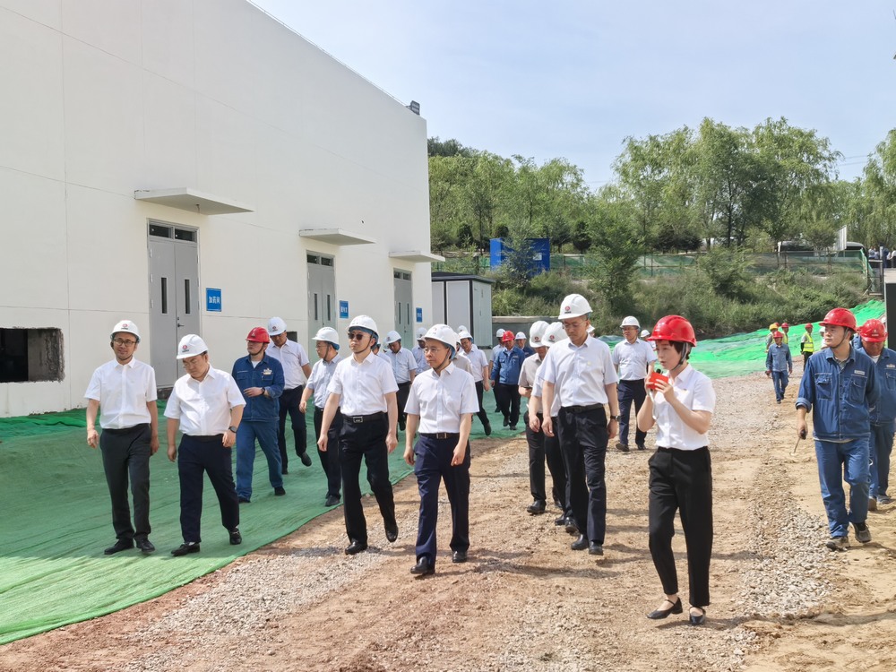 陜西煤業(yè)化工集團(tuán)府谷能源開(kāi)發(fā)有限公司黨委書(shū)記、董事長(zhǎng)李寧一行蒞臨黃河地表水預(yù)處理項(xiàng)目參觀調(diào)研