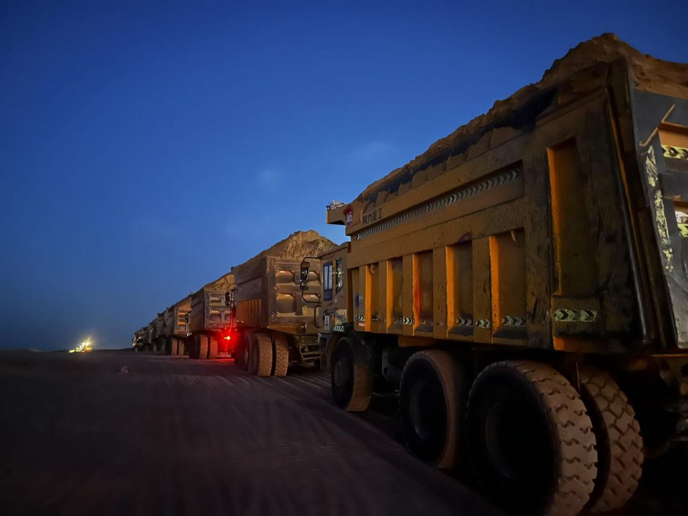 千萬(wàn)土石鑄根基 鐵軍鏖戰(zhàn)迎曙光