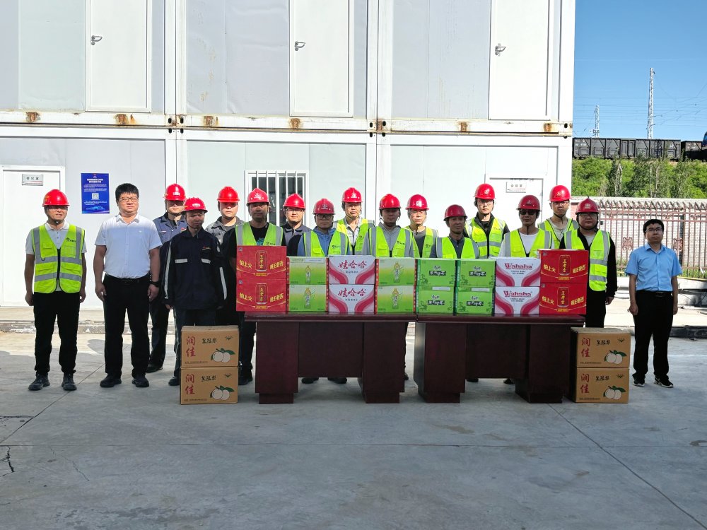 陜西小保當(dāng)?shù)V業(yè)有限公司總經(jīng)理薛曉強一行深入陜煤建設(shè)第二直屬項目部開展“送清涼”慰問活動