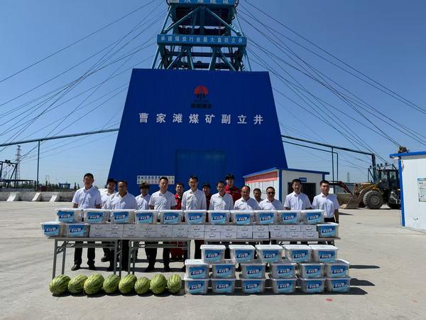 陜西陜煤曹家灘礦業(yè)有限公司領(lǐng)導(dǎo)深入陜煤建設(shè)礦建二公司第三項目部“清涼”慰問一線職工