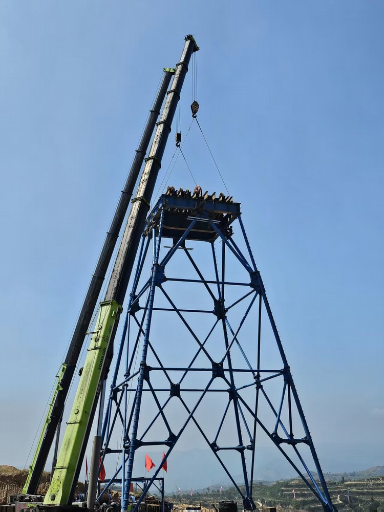 陜煤建設(shè)礦建二公司承建的桑樹坪煤礦回風立井天輪平臺起吊安裝完成