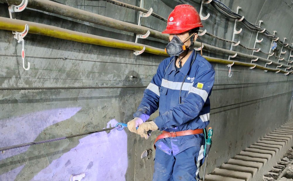 爬坡不用“喘粗氣”！玻璃溝煤礦行人助行裝置投運(yùn)，省力更暖心