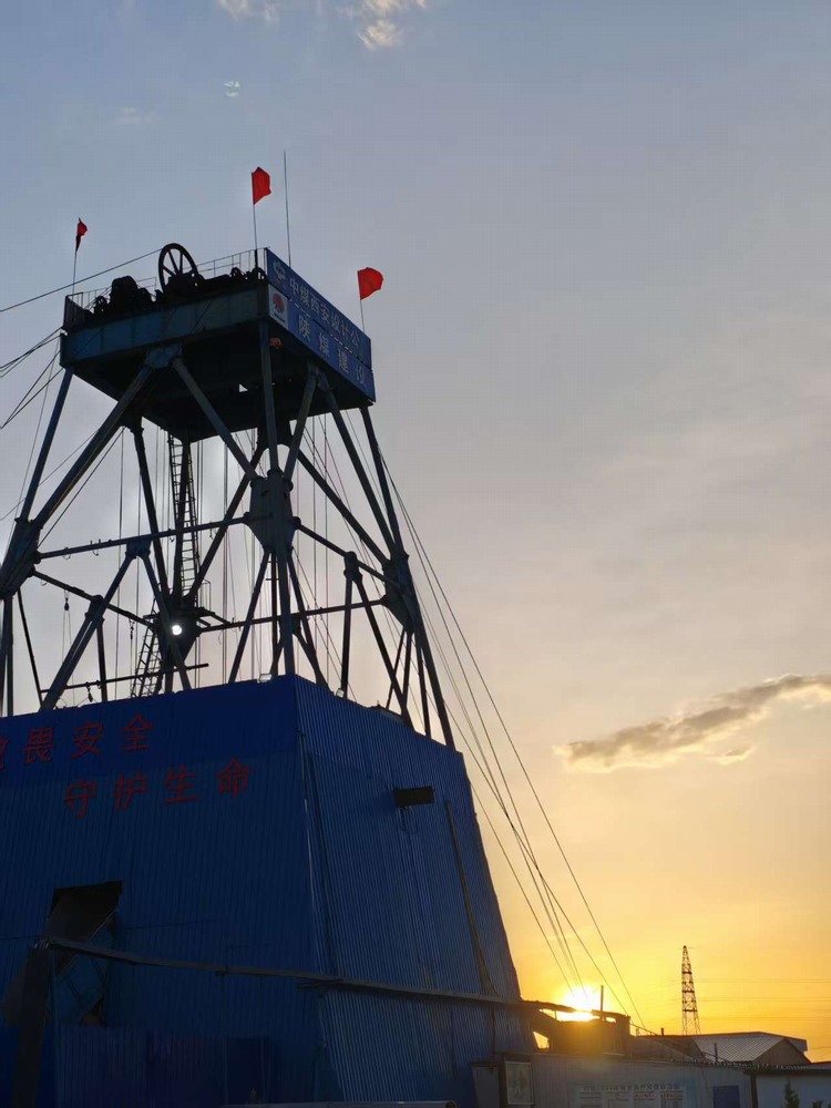 陜煤建設(shè)礦建二公司郭家灘項目部一號進(jìn)風(fēng)立井順利揭煤