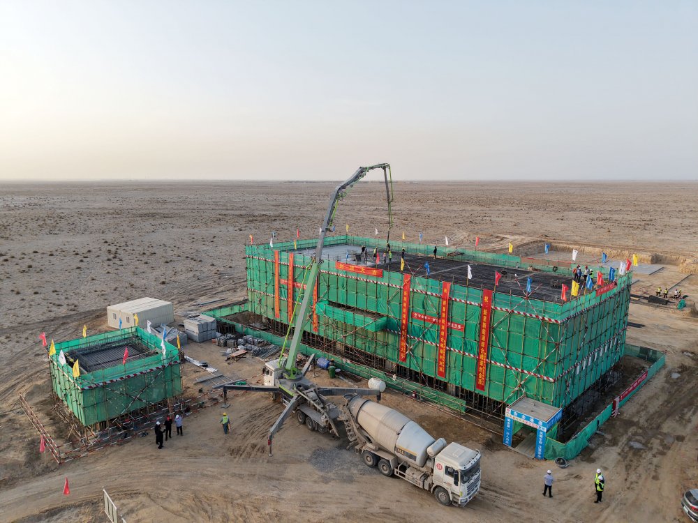 陜煤集團(tuán)新疆公司兵團(tuán)第十三師新星市30萬千瓦光伏發(fā)電項目升壓匯集站生產(chǎn)綜合樓、警衛(wèi)傳達(dá)室順利封頂