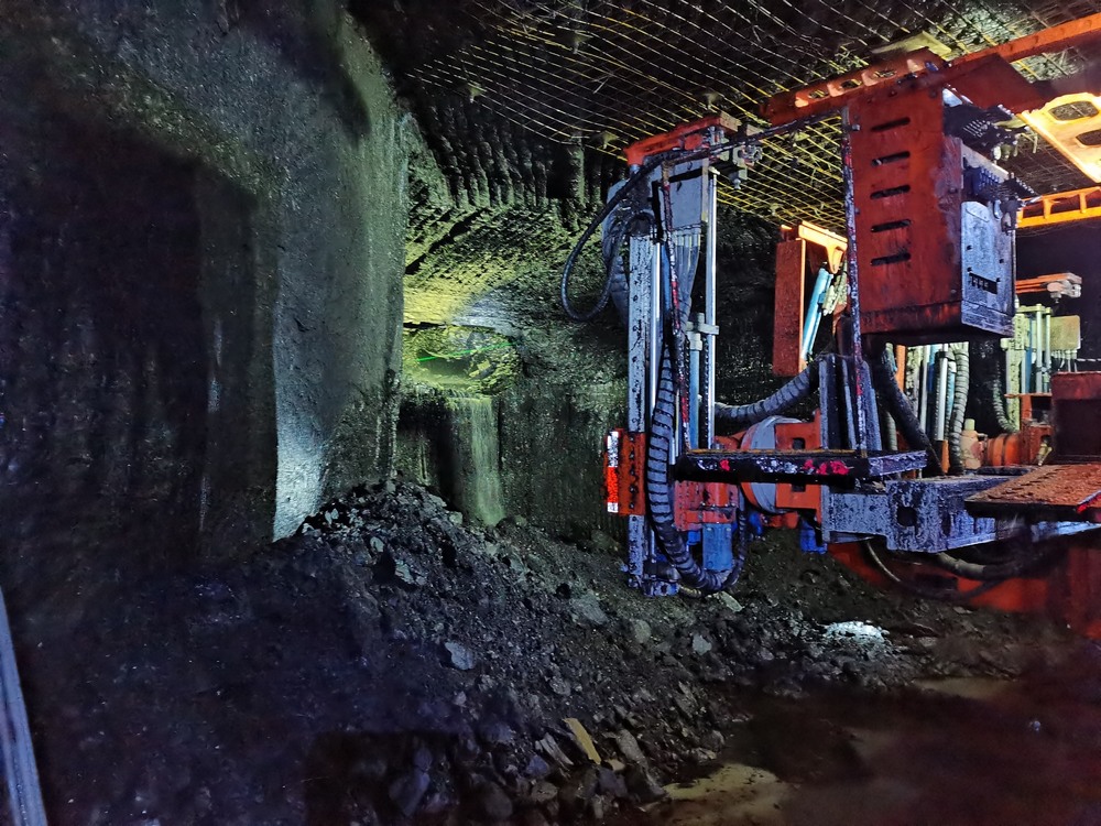 陜煤建設(shè)礦建二公司郭家灘項目部主斜井與回風(fēng)立井精準(zhǔn)貫通